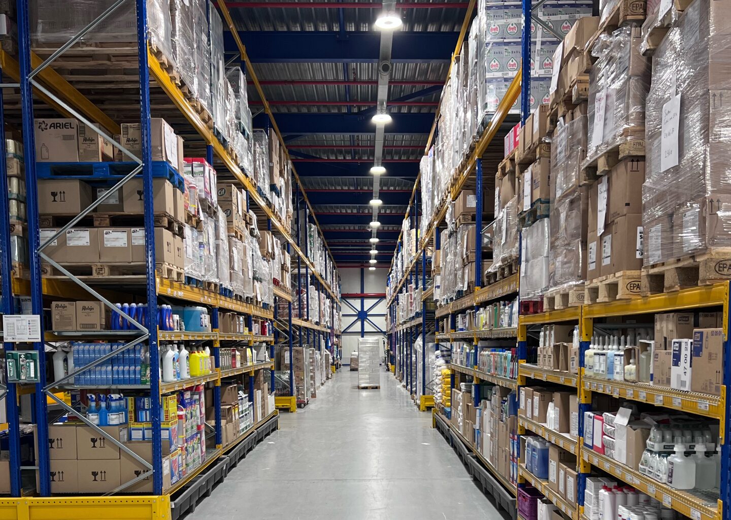 Een magazijn met een breed food en non-food assortiment voor zorgorganisaties.