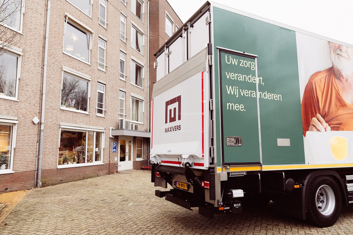Een Maxivers-vrachtwagen op locatie als onderdeel van de gecombineerde leverstroom.